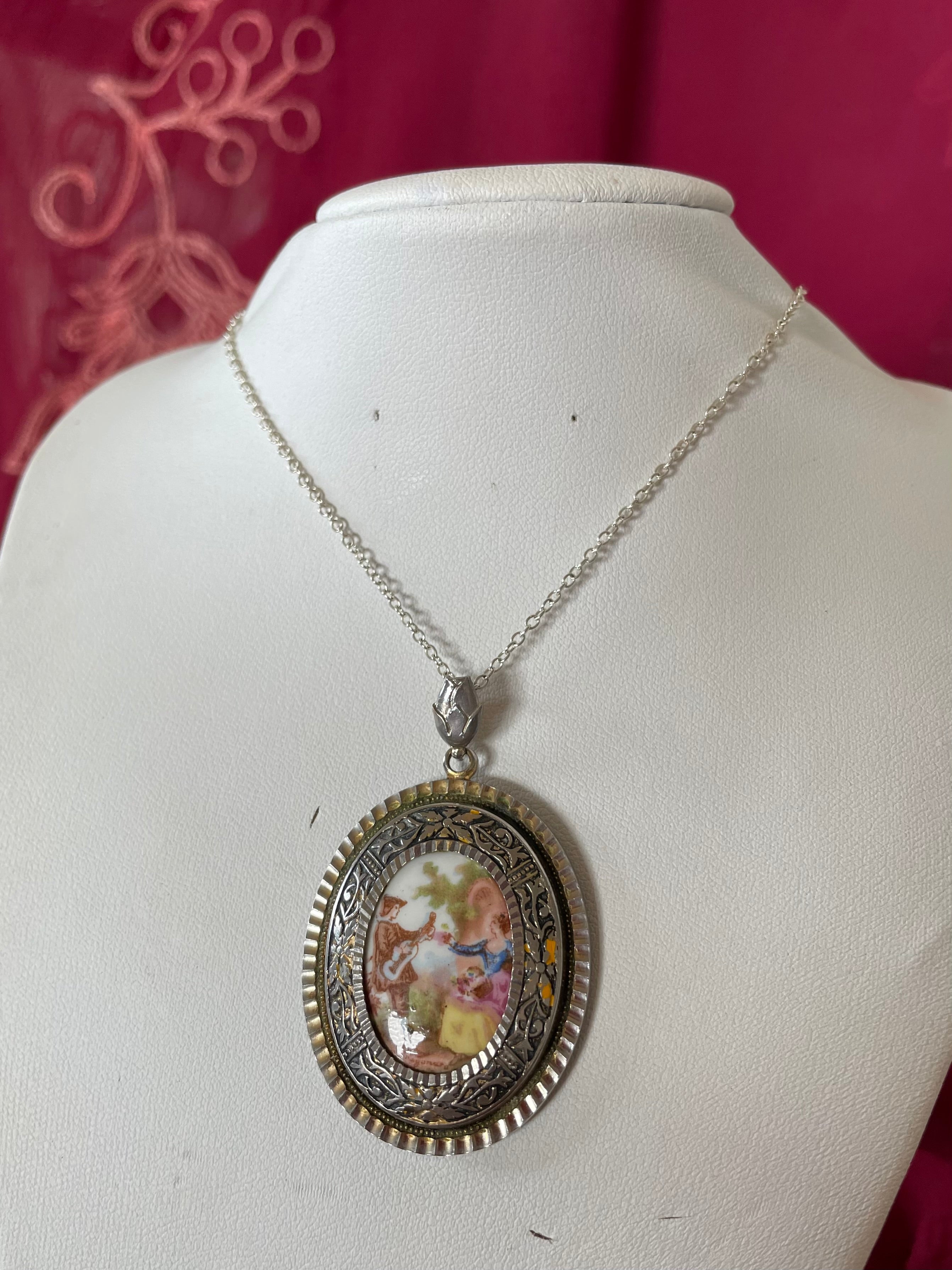 The “Couple In The Cameo” vintage necklace